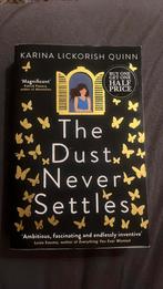 The dust never settles by Karina Lickorish Quinn, Ophalen of Verzenden, Zo goed als nieuw