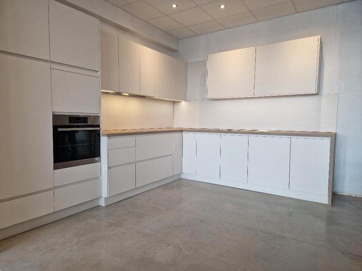 Nieuwe toonzaal keuken te koop, Huis en Inrichting, Keuken | Complete keukens, Nieuw, Hoekkeuken, Crème, Hout, Greeploos, Ophalen