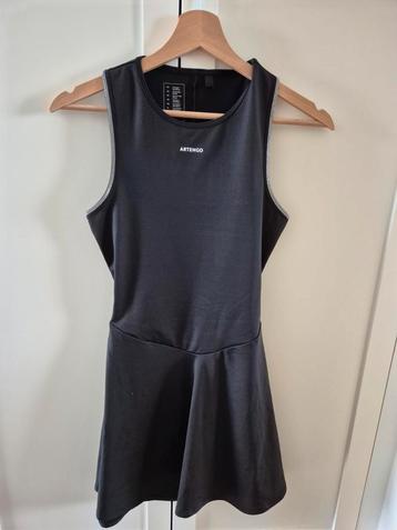 Robe de sport avec short noir contour argenter beschikbaar voor biedingen