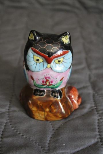 Kleurrijke uil met bloem op borst 8 x 6,5 x 10 cm beschikbaar voor biedingen