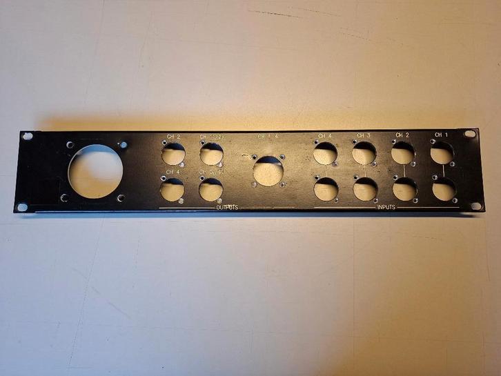 Panneau de connexion pour amplificateur 4 canaux (rack), Musique & Instruments, Amplis | Clavier, Moniteur & Sono, Comme neuf