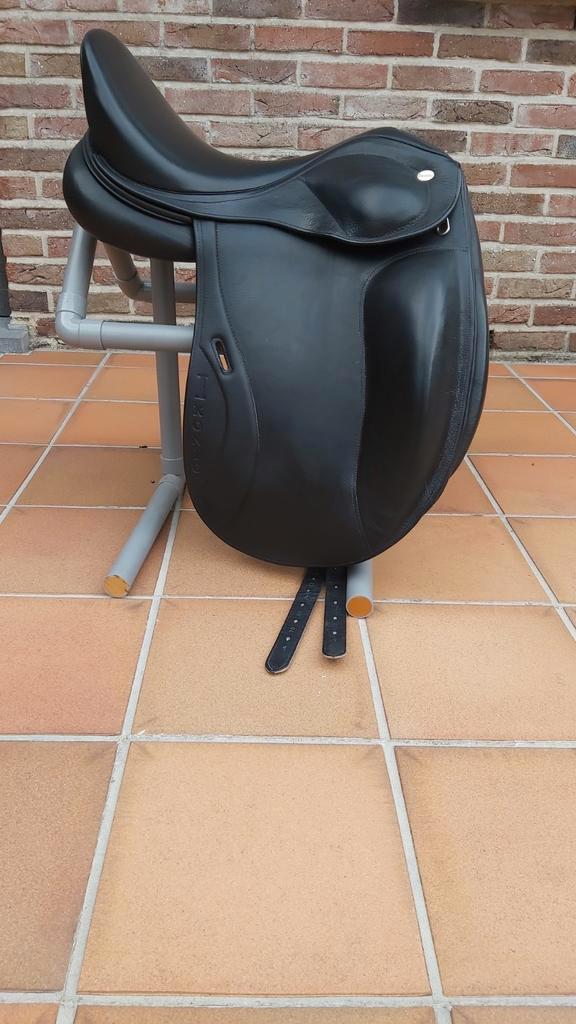 Dressuurzadel Ikonic 17,5, Dieren en Toebehoren, Paarden en Pony's | Zadels, Zo goed als nieuw, Ophalen of Verzenden