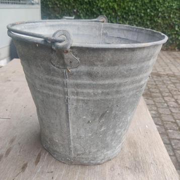 4 metalen emmers beschikbaar voor biedingen