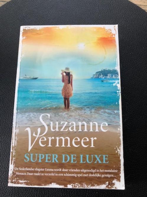 Super de Luxe - Suzanne Vermeer, Boeken, Thrillers, Zo goed als nieuw, Nederland, Ophalen of Verzenden