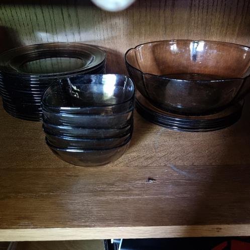 Franse zwarte glazen servies 28 delig, Huis en Inrichting, Keuken | Servies, Gebruikt, Glas, Ophalen of Verzenden