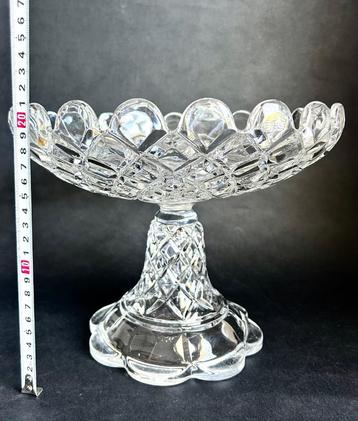 Baccarat kristal grote schaal op voet 21cm hoog beschikbaar voor biedingen