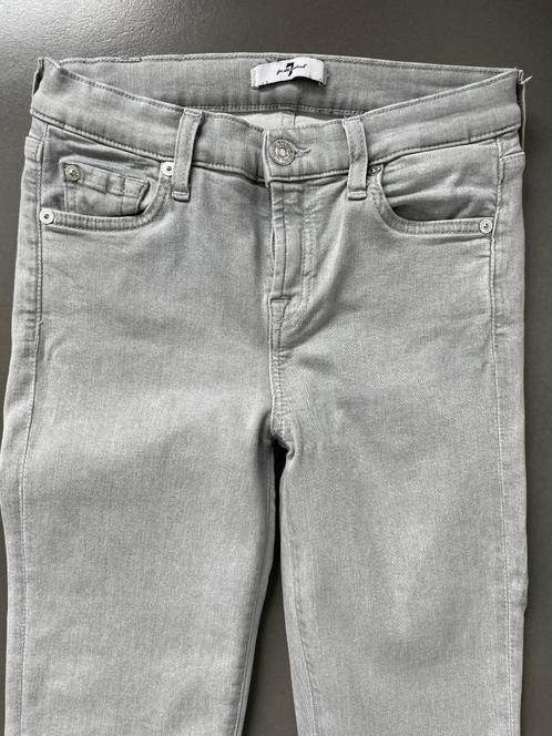 Lichtgrijze jeansbroek met strass van 7forallmankind maat 26, Kleding | Dames, Spijkerbroeken en Jeans, Zo goed als nieuw, W27 (confectie 34) of kleiner