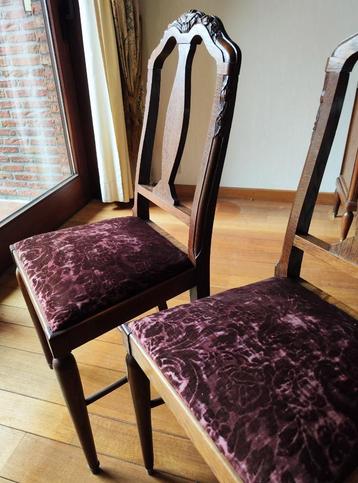 Twee antieke stoelen met velvet zitting  beschikbaar voor biedingen