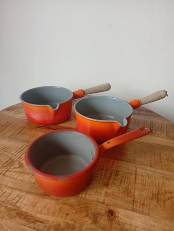 3 retro geëmailleerde gietijzeren steelpannen beschikbaar voor biedingen