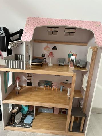 Houten poppenhuis beschikbaar voor biedingen