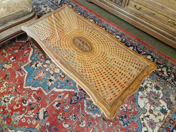 Salontafel met rotan, glas, houtsnijwerk beschikbaar voor biedingen