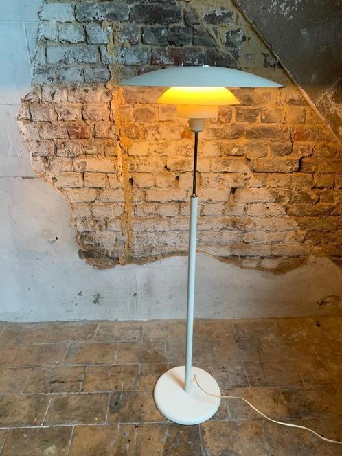 Lampe de sol danoise blanche des années 1960/70, Maison & Meubles, Lampes | Lampadaires, Utilisé, 100 à 150 cm, Métal, Enlèvement