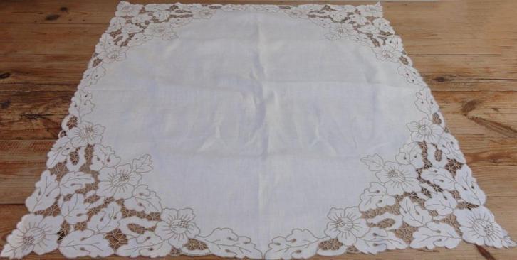 Wit / taupe Richelieu tafelkleedje, bloemen, 80 cm x 83 cm, Antiek en Kunst, Curiosa en Brocante, Ophalen of Verzenden