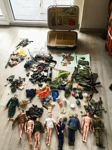  gros lot années 70 Palitoy Action Man + accessoires+ valise disponible aux enchères