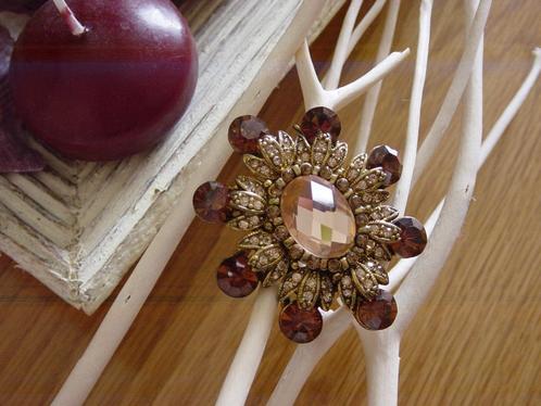metalen broche - parels en strass - damesmode - sieraden -, Handtassen en Accessoires, Broches, Gebruikt, Overige materialen, Overige kleuren