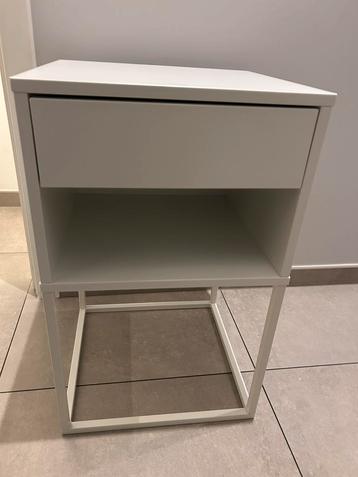 Nachtkastje beschikbaar voor biedingen