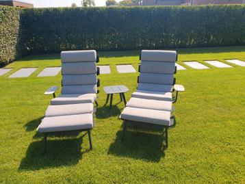 2 lounge tuinstoelen met stoelkussens en tafeltje  beschikbaar voor biedingen