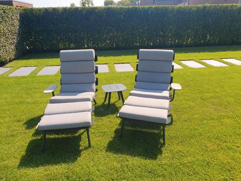 2 lounge tuinstoelen met stoelkussens en tafeltje, Tuin en Terras, Tuinstoelen, Zo goed als nieuw, Metaal, Ophalen