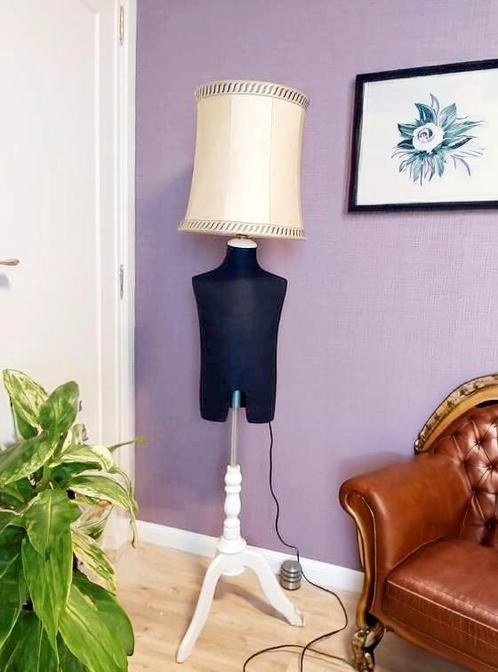 Elegante vloerlamp. Gemaakt van een vintage etalagepopstanda, Huis en Inrichting, Lampen | Vloerlampen, Zo goed als nieuw, Ophalen
