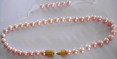 Collier perles de culture rosées de 41+6 cm, fermoir or 18K, Handtassen en Accessoires, Kettingen, Nieuw, Steen of Mineraal, Roze