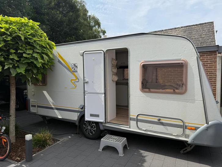 Knaus Südwind 450 van 2001, Caravans en Kamperen, Caravans, Particulier, tot en met 4, 1250 - 1500 kg, Rondzit, Knaus, Frans bed