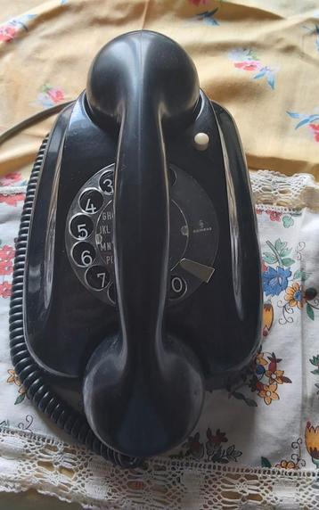 Zwarte telefoon met schijf beschikbaar voor biedingen