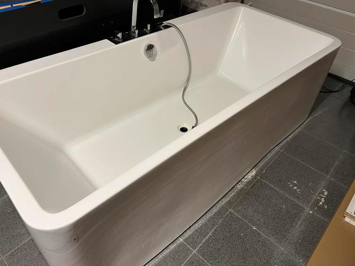 TK: Vrijstaand acryl bad 190x90, kuip perfect. Te renoveren, Huis en Inrichting, Badkamer | Complete badkamers, Gebruikt, Ophalen