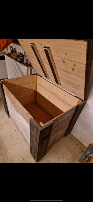 Kist voor palletkussens op maat gemaakt.  beschikbaar voor biedingen