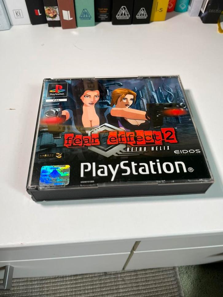 Fear Effect 2: Retro Helix – PS1 – Compleet & Origineel PAL, Games en Spelcomputers, Games | Sony PlayStation 1, Zo goed als nieuw