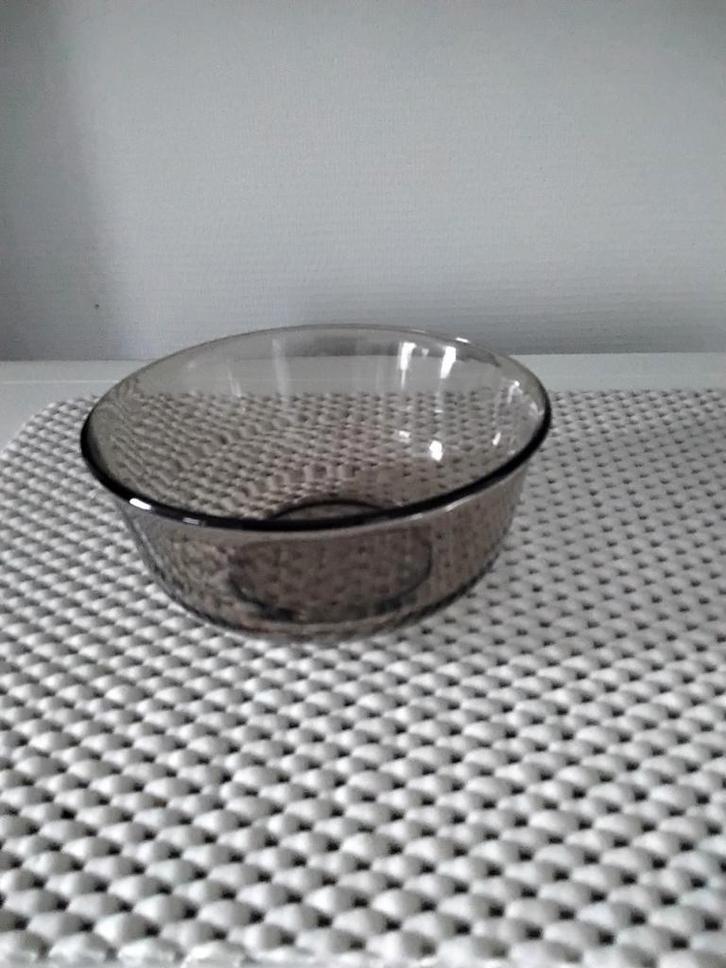 Vintage - Gerookte glazen schaal - BP Arcoroc France 23 seri, Huis en Inrichting, Keuken | Servies, Zo goed als nieuw, Glas, Ophalen of Verzenden