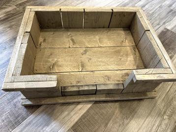 Hondenmand steigerhout beschikbaar voor biedingen