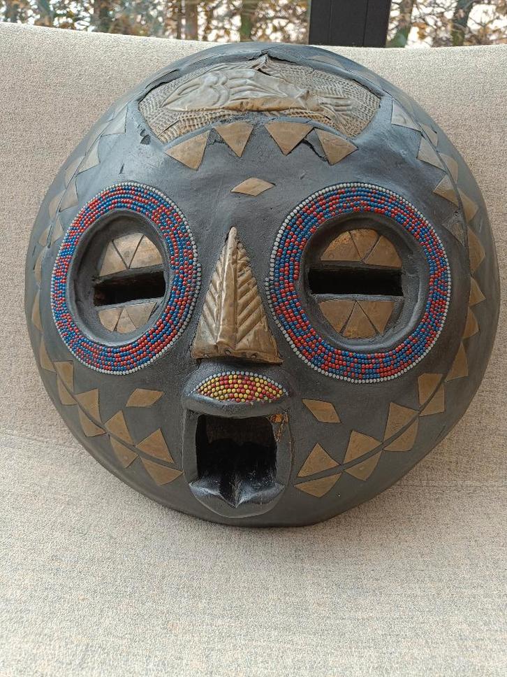 Groot oud Afrikaans masker. In hout, koper en pareltjes., Antiquités & Art, Art | Art non-occidental, Enlèvement ou Envoi