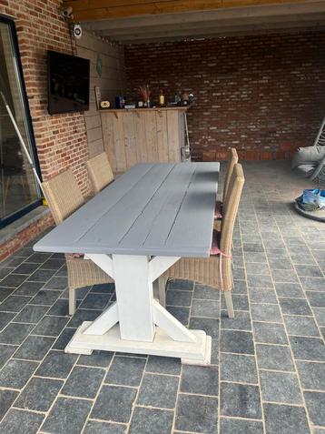 Kloostertafel met 4 stoelen beschikbaar voor biedingen