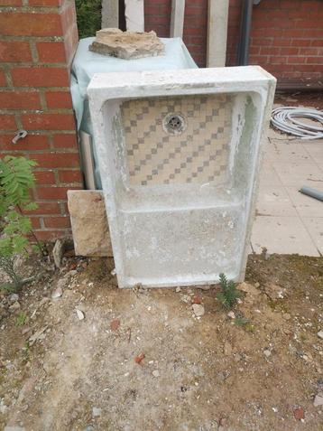 2 lavabo's + uitgietbak  beschikbaar voor biedingen
