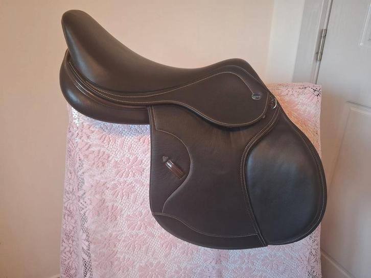 🟢HERZADELD🟢 Ikonic Light hybride springzadel 17" bruin, Dieren en Toebehoren, Paarden en Pony's | Zadels, Zo goed als nieuw