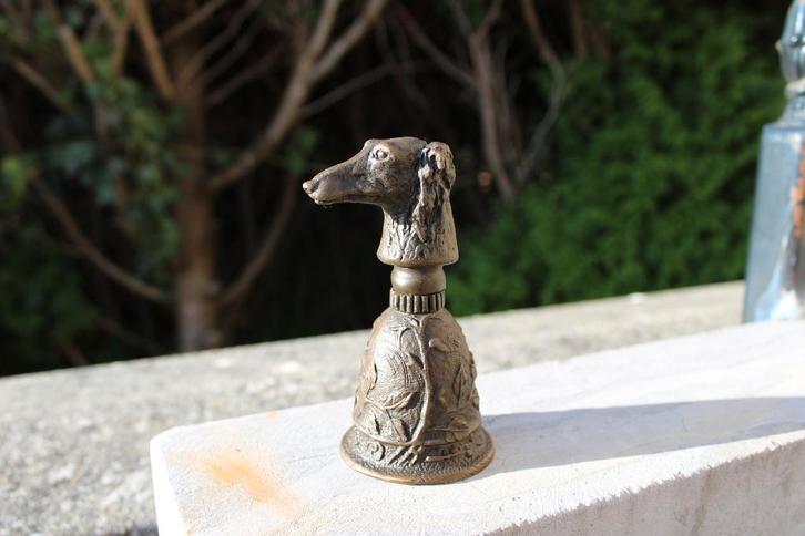 Tafelbel, gesigneerd brons, een windhondhond, Antiek en Kunst, Antiek | Brons en Koper, Brons, Ophalen of Verzenden