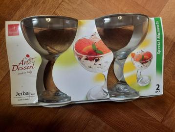 set van 2 mooie dessert sierglazen  op speciale voet nieuw beschikbaar voor biedingen