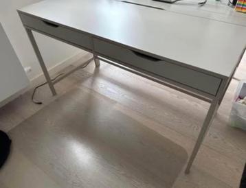 Bureau IKEA idéal pour kot couleur taupe beschikbaar voor biedingen