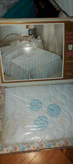 Vintage bedsprei in koffer .siersprei met 2 kussens, Huis en Inrichting, Slaapkamer | Beddengoed, Ophalen of Verzenden