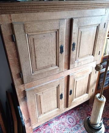 Armoire en bois antique