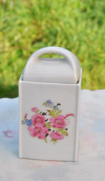 petit pot a epice porcelaine  beschikbaar voor biedingen