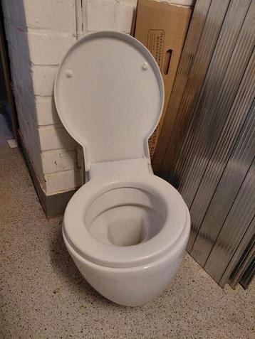 Merk Porcher - Hangtoilet perfecte staat met bril en deksel beschikbaar voor biedingen