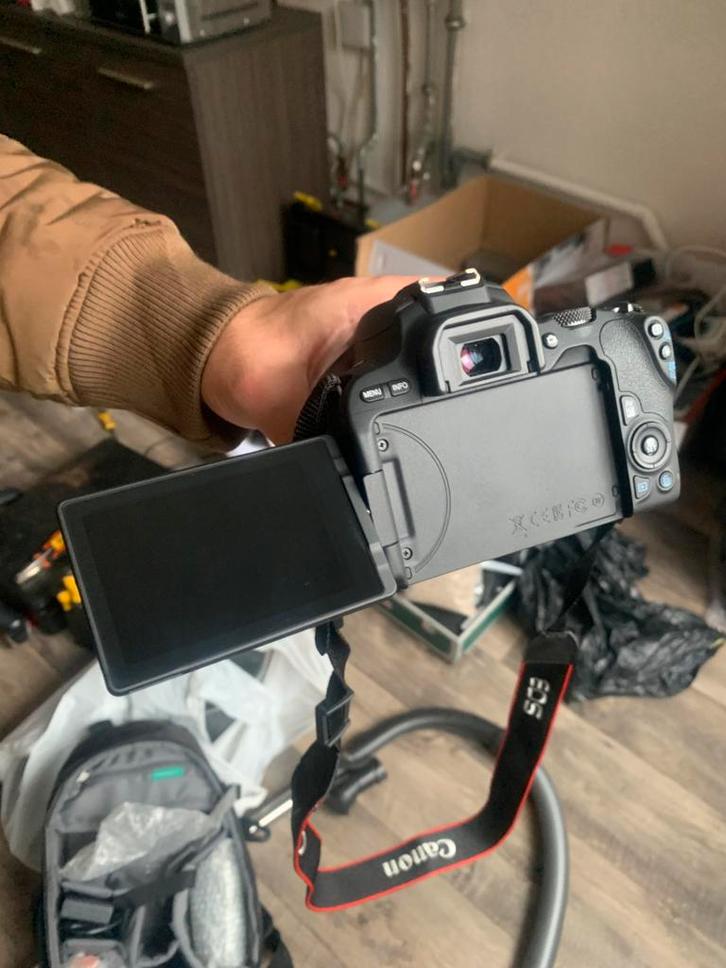 Canon EOS 200D+ 2 lenzen + Case Logic tas, Auto diversen, Autoradio's, Zo goed als nieuw, Ophalen