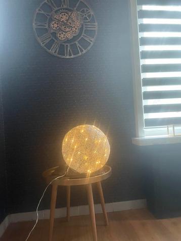 Grote kerrstbol werkt op elektriciteit beschikbaar voor biedingen