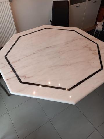 tafel beschikbaar voor biedingen