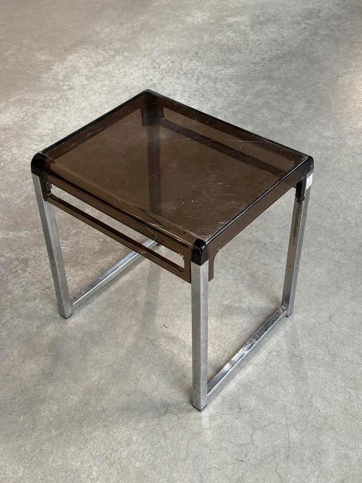 Table d’appoint vintage en plexiglas fumé/ chrome années 70, Huis en Inrichting, Tafels | Bijzettafels, Gebruikt, Ophalen of Verzenden