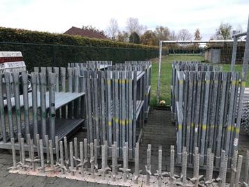 Stelling in perfecte staat met 80 ijzeren vloeren! beschikbaar voor biedingen