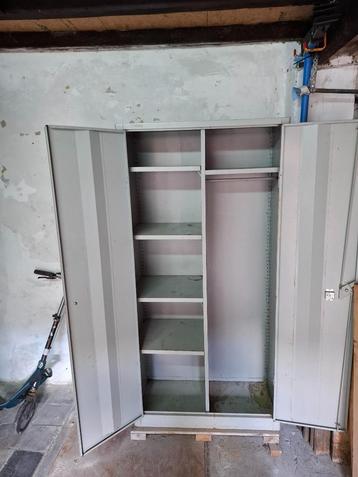 Metalen Kast +- 180 op 90 en 45 Diep beschikbaar voor biedingen