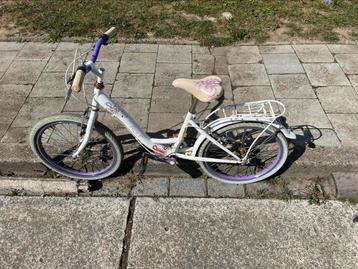Gratis 20 inch meisjesfiets, achterband plat beschikbaar voor biedingen