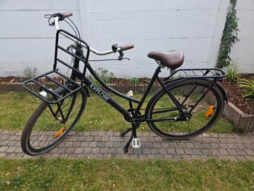 Authentieke stadsfiets met wat werk aan beschikbaar voor biedingen